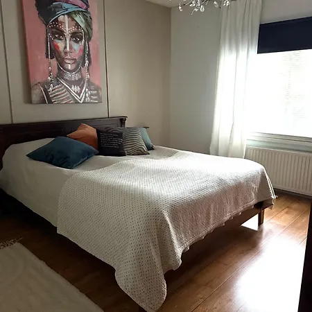 Kaksio Paritalossa * ميكيلي